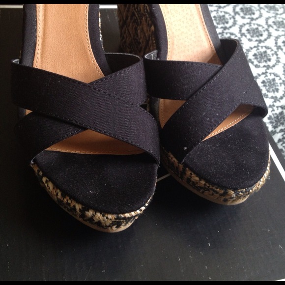 🎉💕HOST PICK 🎉💕 Black canvas wedges - Picture 2 of 4