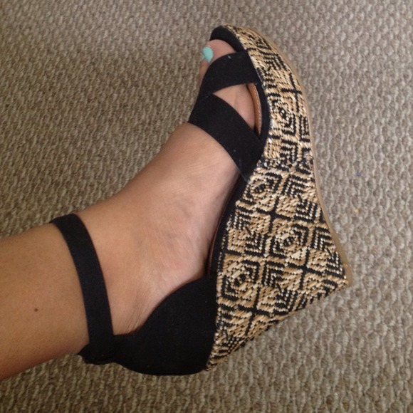 🎉💕HOST PICK 🎉💕 Black canvas wedges - Picture 3 of 4