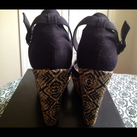 🎉💕HOST PICK 🎉💕 Black canvas wedges - Picture 4 of 4