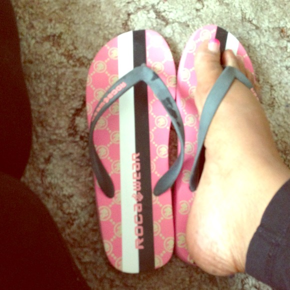 *BUNDLED💢SOLD💢 RockaWear flip flops