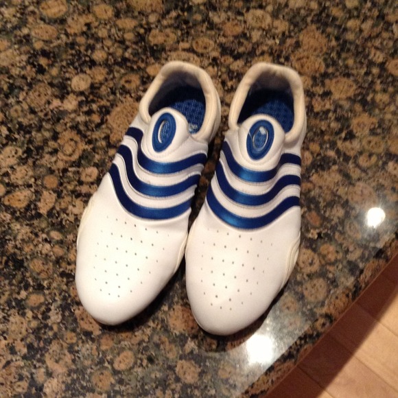 Tennis shoes
