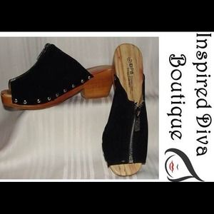 ***Bundle** Super cute sandals with DKNY shorts.