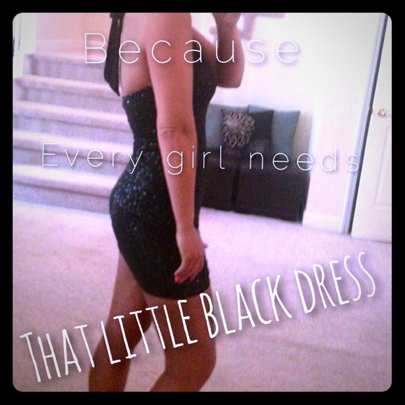 ⛔TRADED⛔Sequined black dress with a peekaboo top