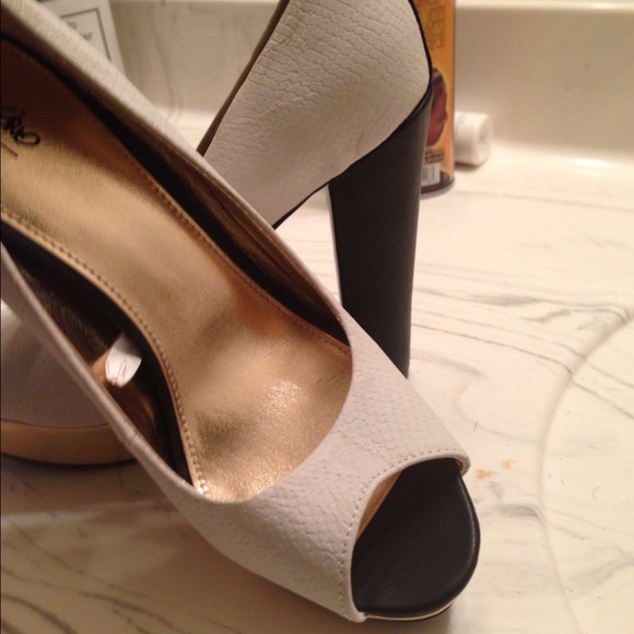 💢Sold💢Bone and black peep toe pumps - Picture 3 of 3