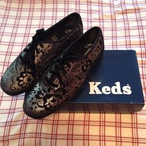 Metallic lace black keds