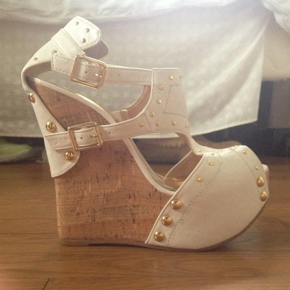 Enigma white wedges size 9
