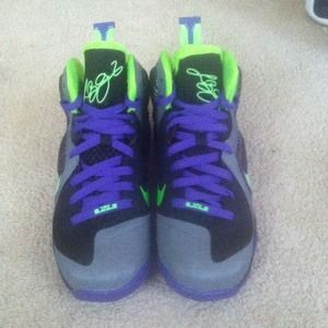🚫SOLD🚫 Lebron 9 💚💜