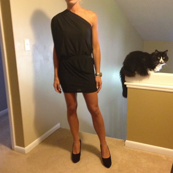 Dresses & Skirts - Black one shoulder dress