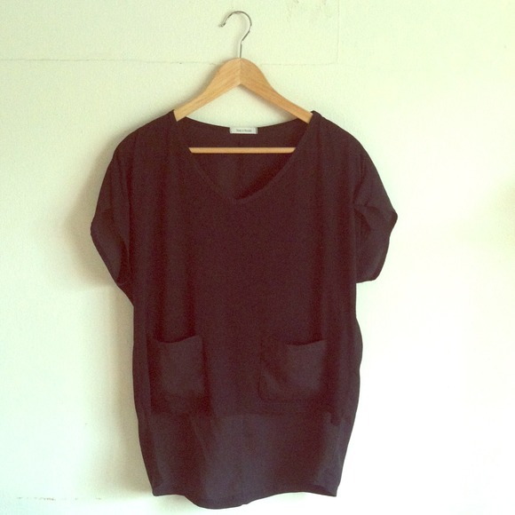 🚫SOLD🚫 Black Hi-Low tee with pockets
