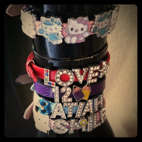 Color bracelet with charm(s). - Picture 1 of 1