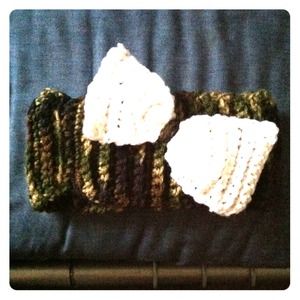 Crochet adult head warmer. Camo yarn. White bow.