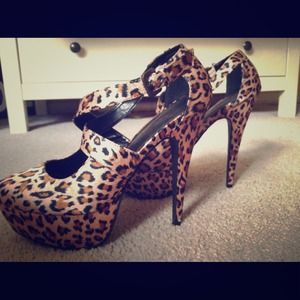 Strappy cheetah pumps :) Forever21. Brand new!!!