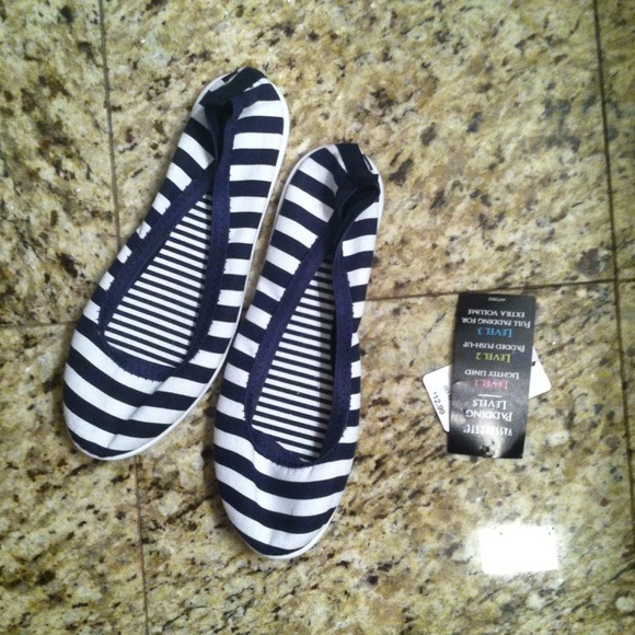 🎁FREE GIFT w purchase  ked like slip on shoes