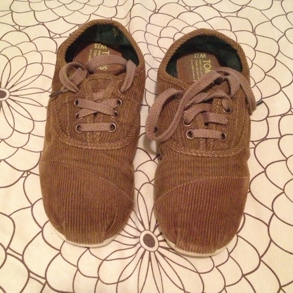 Brown corduroy laces toms