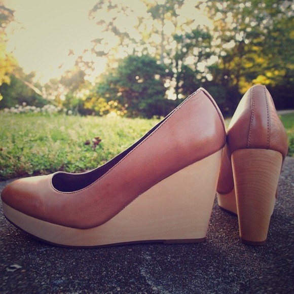 Brand New Gap Nude Wedges