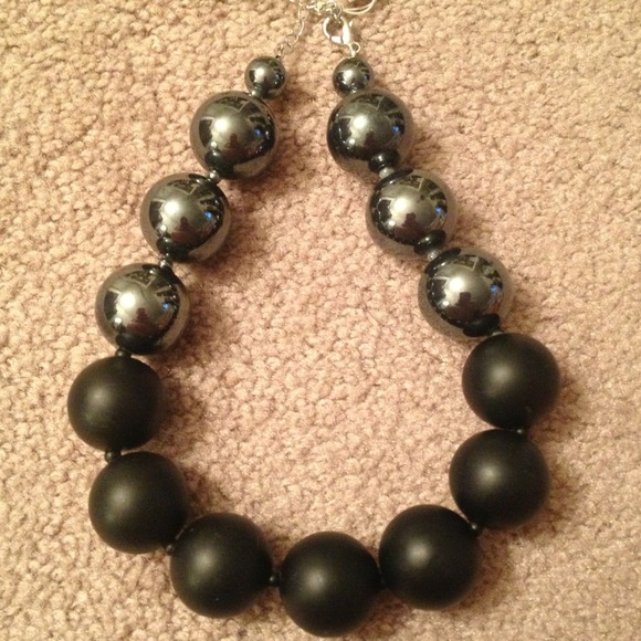 💢REDUCED AGAIN💢 Silver and Black Bauble Necklace