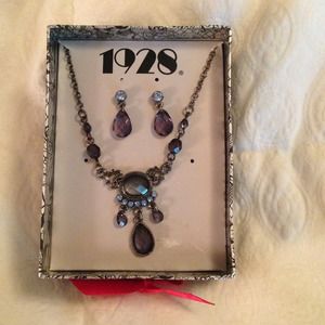 Necklace and earring set