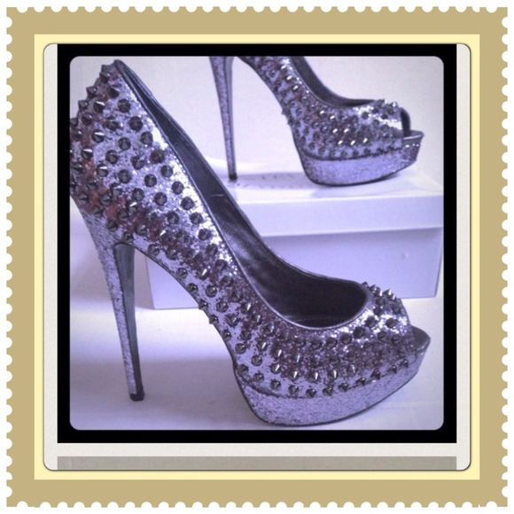 🔥🔥Steve Madden Awwsome Studded Peep-Toe Pumps🔥