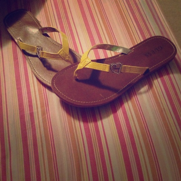 Yellow & brown guess flip flops !