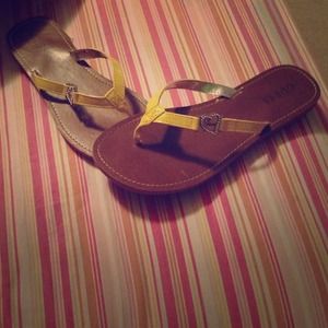 Yellow & brown guess flip flops !