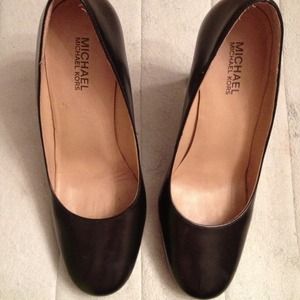 Black leather Michael Kors pumps