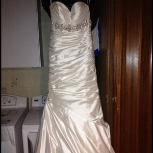 Allure Bridals wedding dress in ivory white size 2