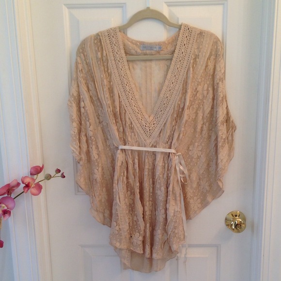 ⭐️SOLD IN BUNDLE⭐️Beige Lace Butterfly Sleeve Top