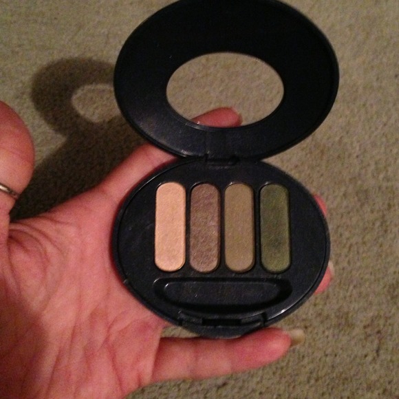True color eyeshadow quad