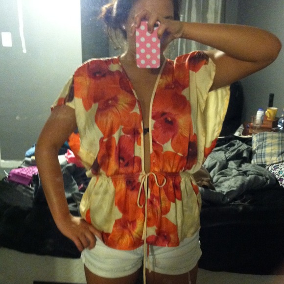 ❌TRADED❌Adorable flower blouse!!