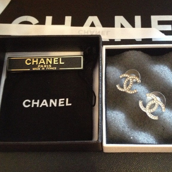 ✅SOLD IN EBAY Authentic Chanel Logo Earrings - Picture 3 of 4