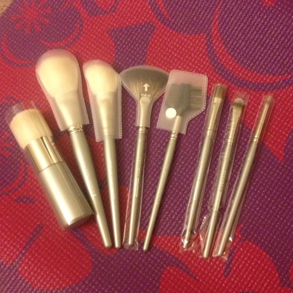 HOLD Sephora professional brushes