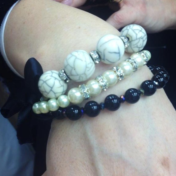 Black and white bow bracelet