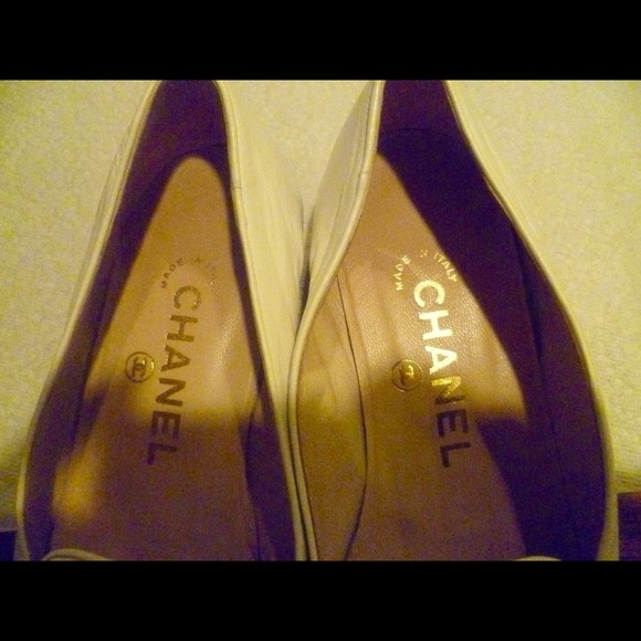 Authentic Chanel White Leather CC Logo Flats - Picture 2 of 4