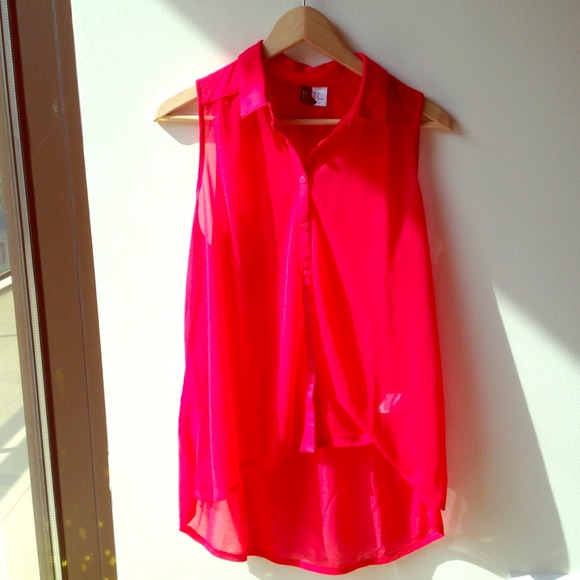 H&M red top.