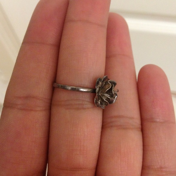 Silver flower ring. - Picture 2 of 2