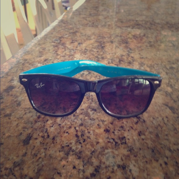 Ray-Ban Accessories - 👓Ray ban sunglasses & wristlet