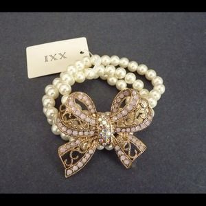 Forever 21 faux pearl bracelet with gold, pink bow