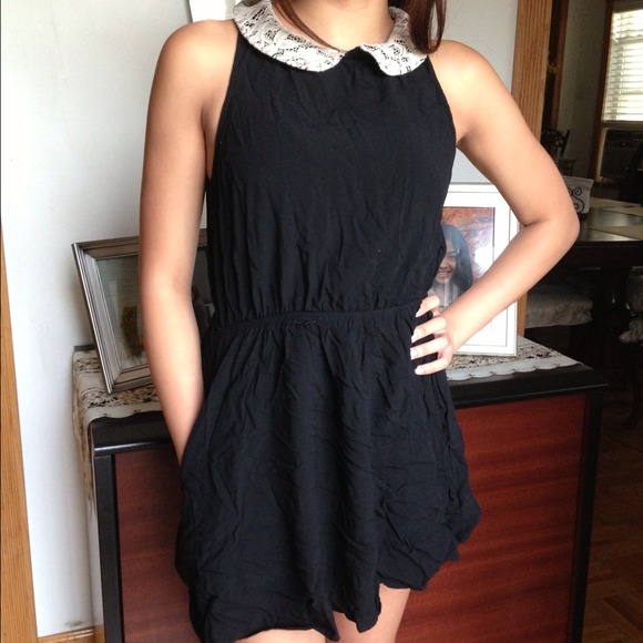 F21 mini dress with lace collar detailing sz small