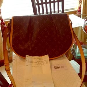 💢SOLD💢Authentic Louis Vuitton Menilmontant