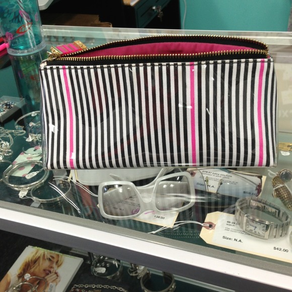 VS makeup pouch... - Picture 4 of 4