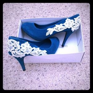 Chic blue heels with ivory lace! Something Blue 💍