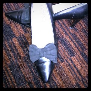 Ladies black heels with bow. Size 11 $10