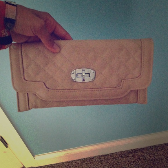 🎉🎉SOLD!!🎉🎉Tan leather clutch
