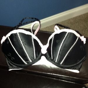 Victoria's Secret 32D bra