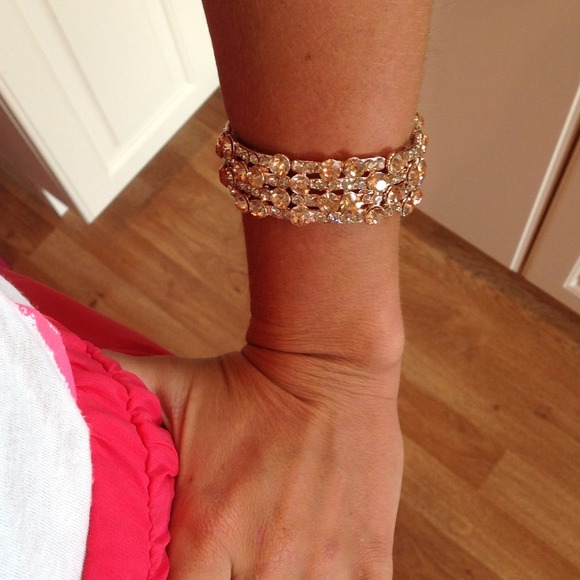 Peachy pink jewel stretch bracelet