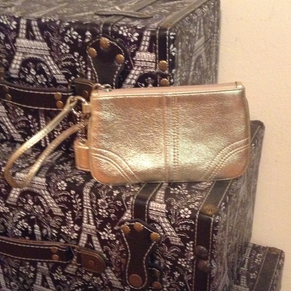 💥SOLD💥Authentic Coach wristlet in gold leather