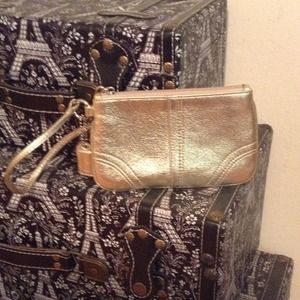 💥SOLD💥Authentic Coach wristlet in gold leather