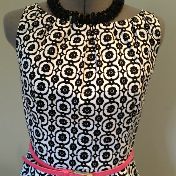 Elegant Black and white flower design by Nine West - Picture 2 of 3