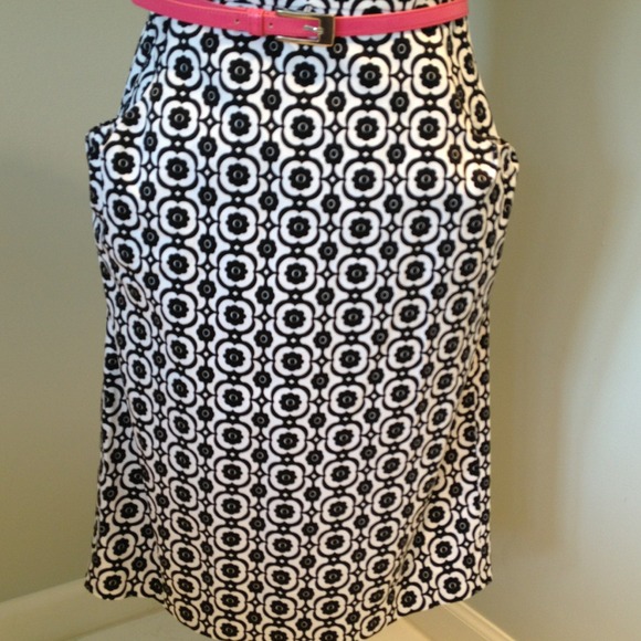 Elegant Black and white flower design by Nine West - Picture 3 of 3