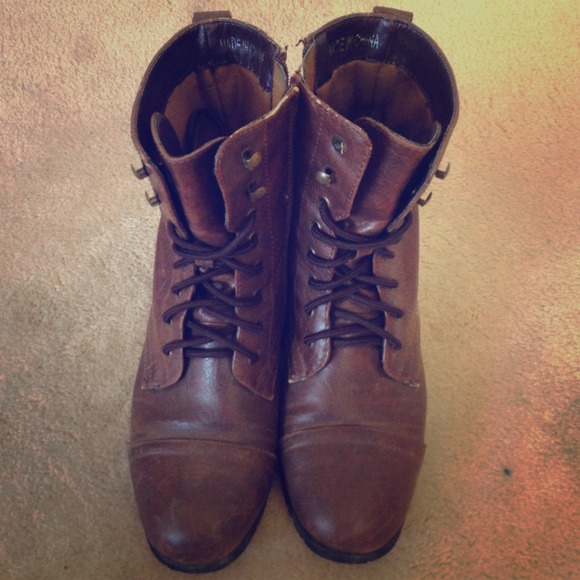 Brown laced combat boots sz 7.5